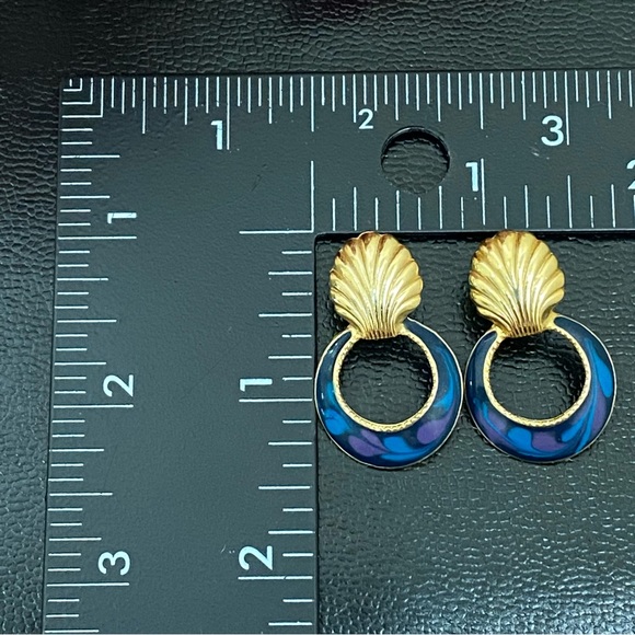 Vintage 80’s MYSTIQUE Shell Swirl Enamel Goldtone Doorknocker Post Earrings - Picture 8 of 10